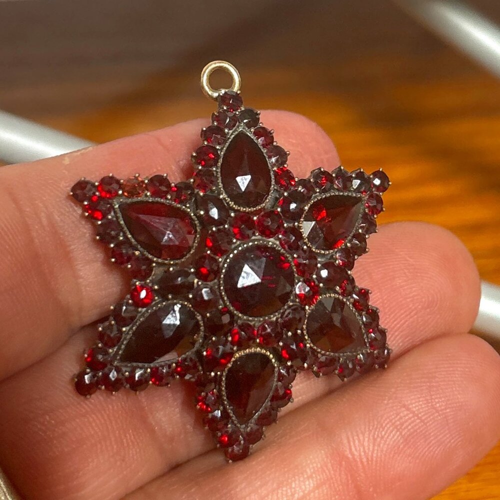 Beautiful Garnett brooch Vintage/Antique